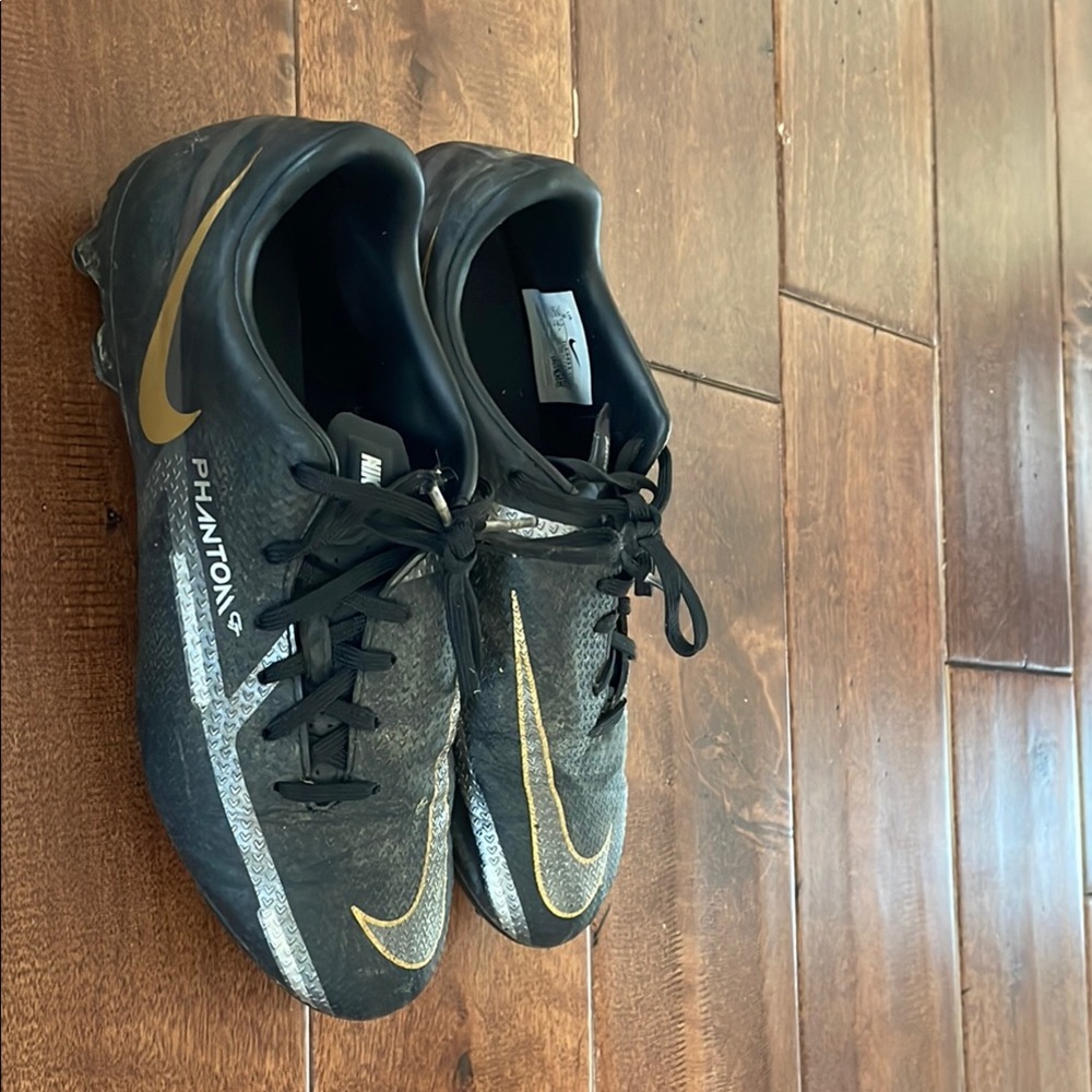 Nike Black and Gold Athletic Shoes Sleek Design 6.5